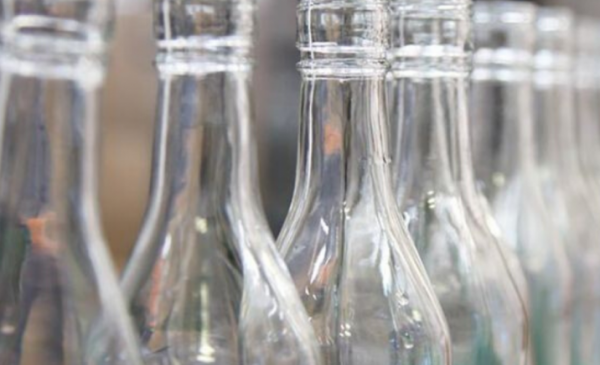 Zdjęcie przedstawia szklane butelki