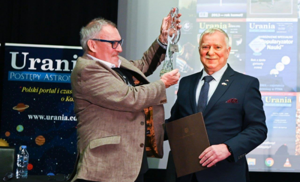 Na zdjęciu: redaktor naczelny pisam Urania Maciej Mikołajewski trzyma statuetkę Kryształowego Anioła, obok stoi zastępca prezydenta Zbigniew Fiderewicz