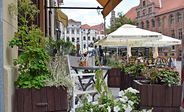 Widok na letni ogródek restauracji na Rynku Staromiejskim