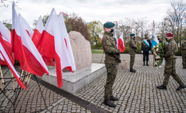 Żołnierz składa wieniec pod pomnikiem ofiar II wojny światowej w alei św. Jana Pawła II