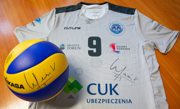 Koszulka i piłka siatkowa z autografem Wilfredo Leona wystawiona na aukcję WOŚP