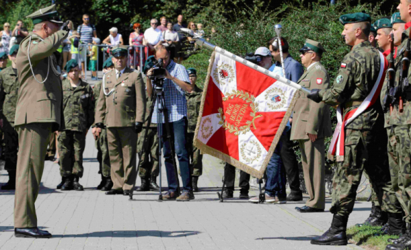 Na zdjęciu Oficer Wojska Polskiego salutuje sztandarowi Garnizonu Toruń.