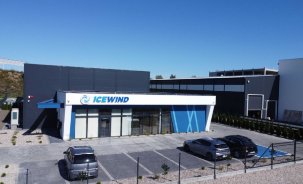 Na zdjęciu: budynek z niebielskim logo Icewind