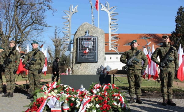 Na zdj: pomnik Żołnierzy Wyklętych w Toruniu wraz z asystą wojskową