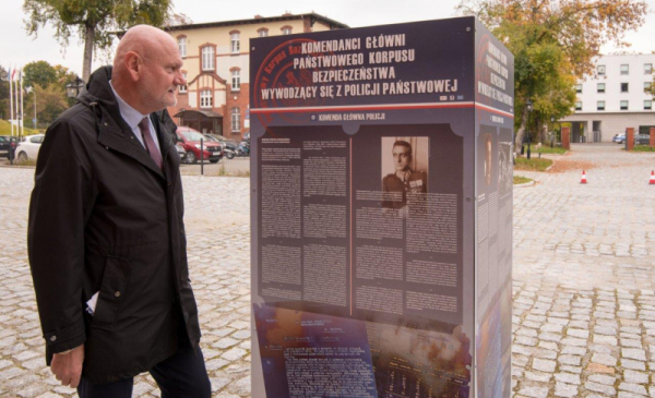 Na zdjęciu: przydent Michał Zaleski podczas otwarcia wystawy poświęconej policji w Muzeum Twierdzy Toruń