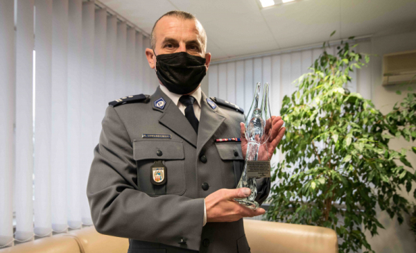 Na zdjęciu mł. insp. Krzysztof Lewandowski trzyma statuetkę Szklanego Anioła