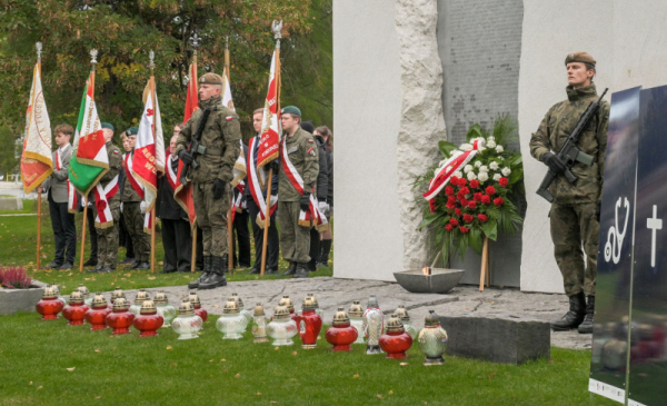 Poczty sztandarowe i honorowa warta wojskowa przy pomniku Ofiar Zbrodni Pomorskiej w Toruniu, fot. Lech Kamiński