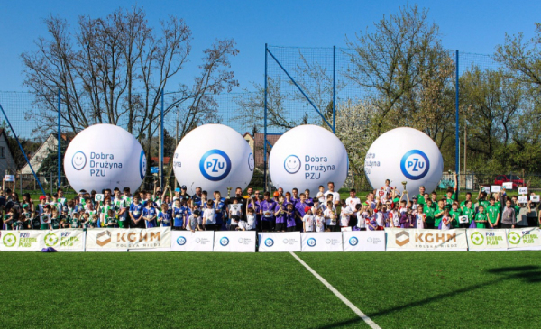 Na zdjęciu: boisko piłkarskie w tle balony reklamowe PZU