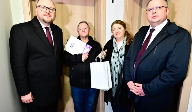 Pan Tadeusz jako pierwszy odebrał klucze do mieszkania przy ul. Batorego 67b