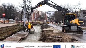 Na modernizowanych torowiskach wylewają płytę, układają szyny