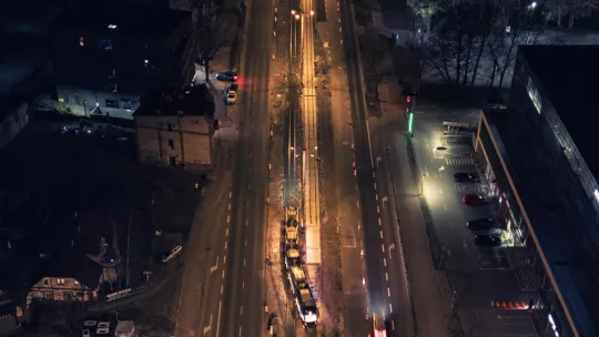 Od 7 do 10 kwietnia br. w godzinach nocnych wzdłuż modernizowanego torowiska tramwajowego w ciągu ul. Kościuszki będą montowane słupy trakcyjne.
