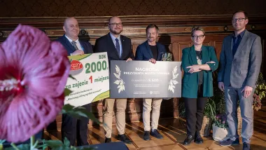 Wręczenie nagrody zwycięzcy konkursu na wzorcowy ogródek starówki