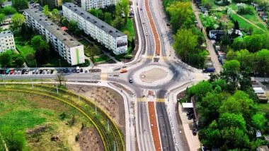 Przebudowywana ulica Szosa Okrężna w pobliżu pl. Skalskiego.