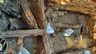 Badania archeologiczne na dziedzińcu Domu Mikołaja Kopernika