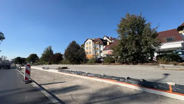 Trwa rozbudowa ul. Poznańskiej. Wzdłuż ulicy budowana jest droga rowerowa i ciąg pieszo-rowerowy. 