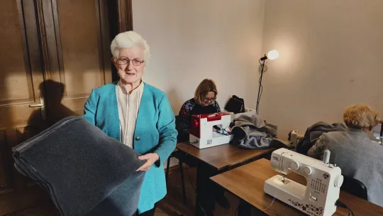 Seniorzy wspierają osoby w kryzysie bezdomności. Szyją dla nich koce. 