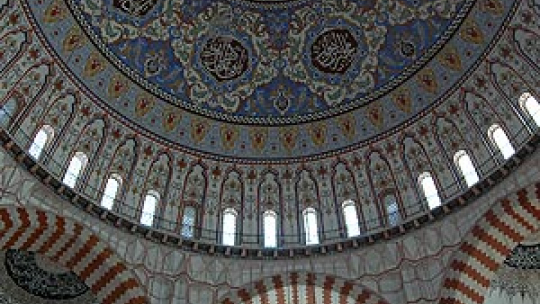 zdjęcie sklepienia meczetu w Turcji