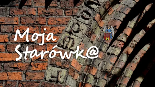 Fragment gotyckiego muru i napis Moja Starówka