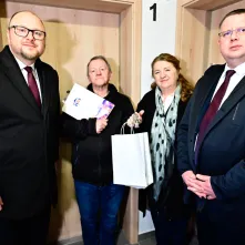 Pan Tadeusz jako pierwszy odebrał klucze do mieszkania przy ul. Batorego 67b