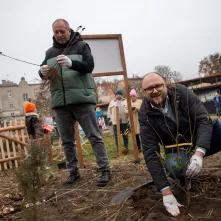 9 listopada 2024 r. u zbiegu ulic Lindego i Słowackiego, na skraju tzw. Zajęczych Gór, nasadzono gęsto 660 drzew i krzewów wyłącznie rodzimych gatunków, tworząc mikrolas japońską metodą Miyawaki. 