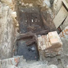 Badania archeologiczne na dziedzińcu Domu Mikołaja Kopernika