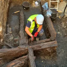 Badania archeologiczne na dziedzińcu Domu Mikołaja Kopernika