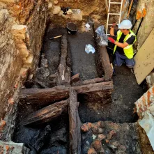 Badania archeologiczne na dziedzińcu Domu Mikołaja Kopernika