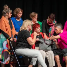 Życie widziane oczami osób zmagających się z chorobami onkologicznymi było tematem spektaklu "Krąg Kobiet", który przedstawiła w minioną niedzielę grupa teatralna "ONKO-świat", działająca w ramach Akademii Walki z Rakiem Fundacji "Światło".