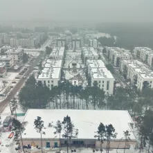 Przy ul. Heweliusza powstaje piąty żłobek miejski w Toruniu. Nowa placówka zapewni 150 miejsc dla najmłodszych mieszkańców naszego miasta, znacząco zwiększając dostępność opieki żłobkowej.