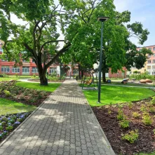 Park kieszonkowy przy skrzyżowaniu ul. Gagarina i ul. Sienkiewicza 