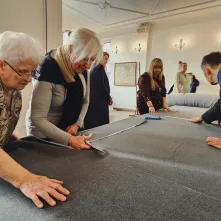 Seniorzy wspierają osoby w kryzysie bezdomności. Szyją dla nich koce. 