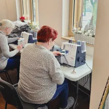 Seniorzy wspierają osoby w kryzysie bezdomności. Szyją dla nich koce. 