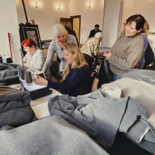 Seniorzy wspierają osoby w kryzysie bezdomności. Szyją dla nich koce. 