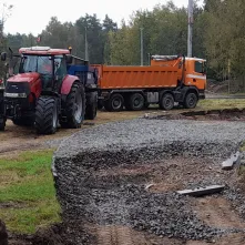 Korytują, układają kruszywo i usuwają kolizje
