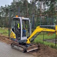 Korytują, układają kruszywo i usuwają kolizje