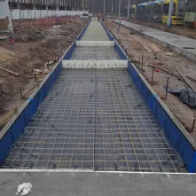 Na modernizowanych torowiskach wylewają płytę, układają szyny