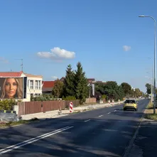 Trwa rozbudowa ul. Poznańskiej. Wzdłuż ulicy budowana jest droga rowerowa i ciąg pieszo-rowerowy. 