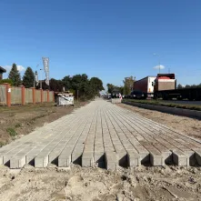 Trwa rozbudowa ul. Poznańskiej. Wzdłuż ulicy budowana jest droga rowerowa i ciąg pieszo-rowerowy. 