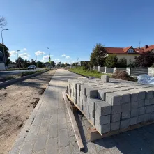 Trwa rozbudowa ul. Poznańskiej. Wzdłuż ulicy budowana jest droga rowerowa i ciąg pieszo-rowerowy. 