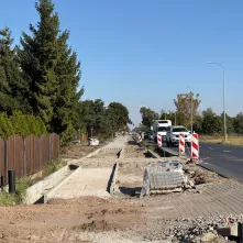 Trwa rozbudowa ul. Poznańskiej. Wzdłuż ulicy budowana jest droga rowerowa i ciąg pieszo-rowerowy. 