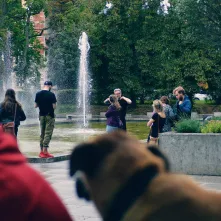 Zielony plac zabaw - interwencje małych ogrodników to zadanie, którego celem jest zazielenienie i odczarowanie terenu przed Domem Kultury Bydgoskie Przedmieście.