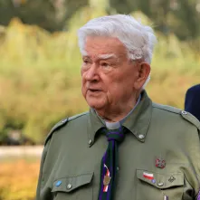 Kwiaty pod pomnikiem ks. Popiełuszki i tablicą Solidarności