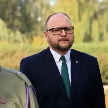 Kwiaty pod pomnikiem ks. Popiełuszki i tablicą Solidarności