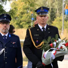 Kwiaty pod pomnikiem ks. Popiełuszki i tablicą Solidarności