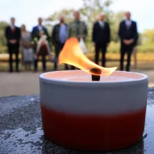 Kwiaty pod pomnikiem ks. Popiełuszki i tablicą Solidarności