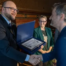 Prezydent Paweł Gulewski wręcza nagrodę zwycięzcy z Coctailbaru Lenkiewicz