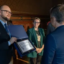 Prezydent Paweł Gulewski wręcza nagrodę zwycięzcy