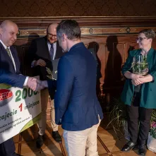 Dariusz Szczekocki z firmy Torseed wręcza nagrodę zwycięzcy