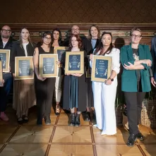 Uczestnicy konkursu "Wzorcowy zielony ogrodek starówki 2024" z certyfikatami udziału