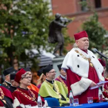 Uroczyste posiedzenie Senatu UMK na Rynku Staromiejskim 